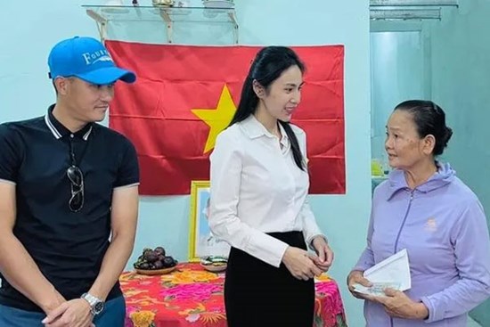 Tròn một năm kể từ ồn ào sao kê, ca sĩ Thủy Tiên tiếp tục 'bỏ tiền túi' để làm từ thiện