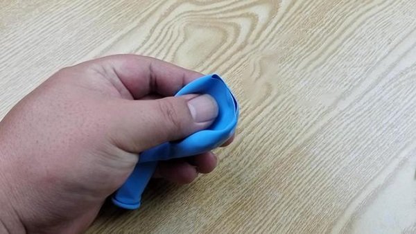 Đặt 1 quả bóng bay trong nhà vệ sinh: Cống thoát nước hôi hám tới mấy cũng sạch bong, thông thoáng-2