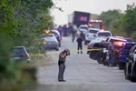 Xe đầu kéo chứa thi thể ở Mỹ: Đã có 51 người chết, nhân chứng kể lại phút kinh hoàng-2