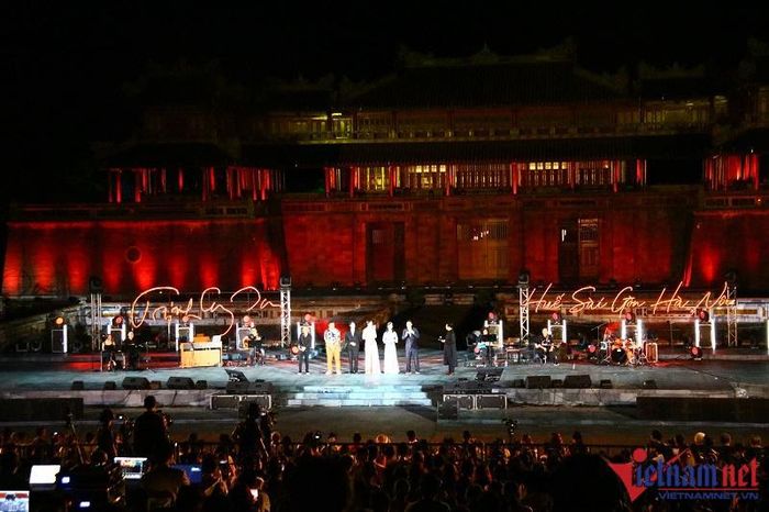 Hàng trăm người dân bức xúc vì bị chặn cửa không cho vào nghe nhạc Trịnh-1