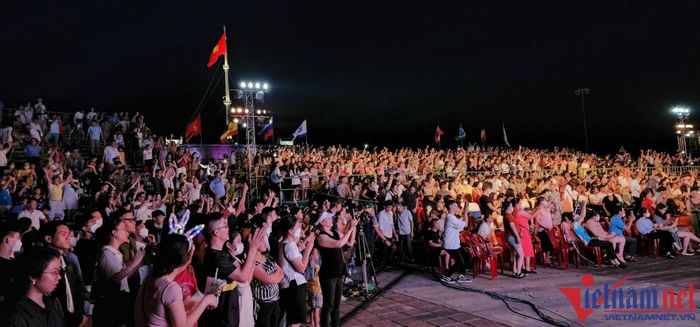 Hàng trăm người dân bức xúc vì bị chặn cửa không cho vào nghe nhạc Trịnh-2