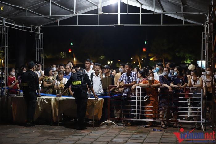 Hàng trăm người dân bức xúc vì bị chặn cửa không cho vào nghe nhạc Trịnh-5