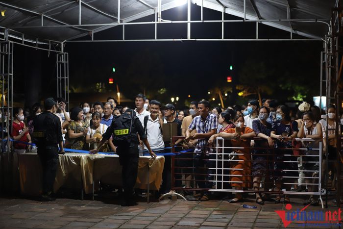Hàng trăm người dân bức xúc vì bị chặn cửa không cho vào nghe nhạc Trịnh-5