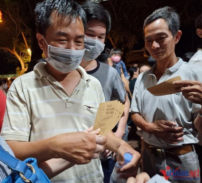 Hàng trăm người dân bức xúc vì bị chặn cửa không cho vào nghe nhạc Trịnh-3