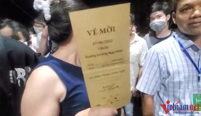 Hàng trăm người dân bức xúc vì bị chặn cửa không cho vào nghe nhạc Trịnh-4