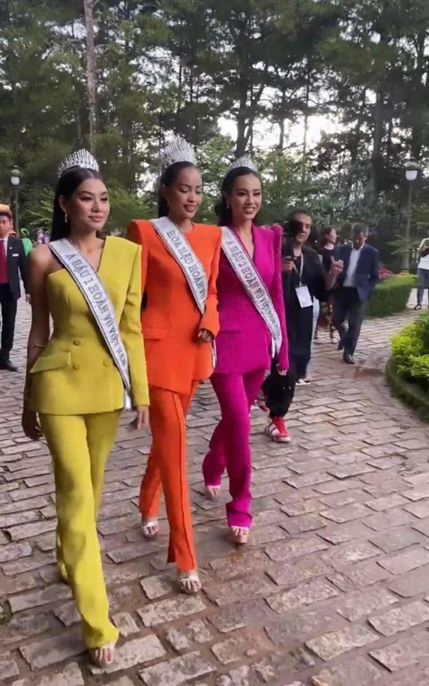 Netizen đòi giải cứu trang phục sến súa Top 3 Miss Universe Vietnam-3