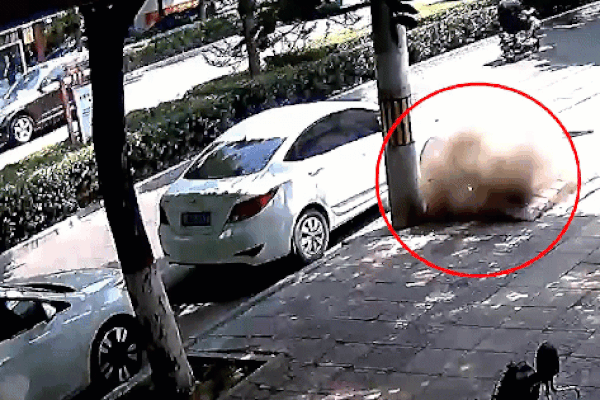 Hố ga phát nổ thổi tung nắp cống thành nhiều mảnh, người đi đường khiếp vía bỏ chạy-1