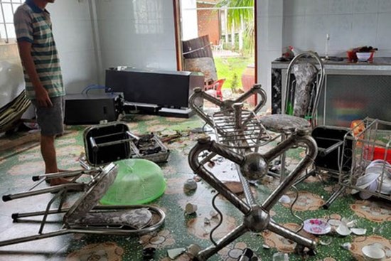 CLIP: Nghi vấn nhóm tín dụng đen xông vào nhà cụ bà 78 tuổi đập phá