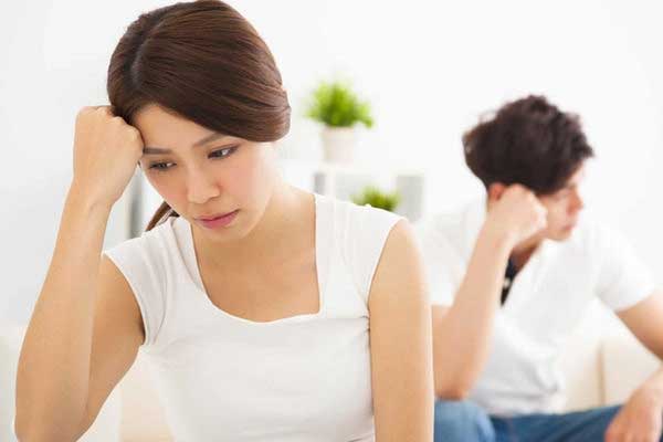 Nửa đêm dậy đi vệ sinh, vợ sững sờ thấy chồng vui vẻ với bảo mẫu, danh tính thật của cô ta còn sốc hơn-2