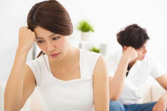 Nửa đêm dậy đi vệ sinh, vợ sững sờ thấy chồng 'vui vẻ' với bảo mẫu, danh tính thật của cô ta còn sốc hơn