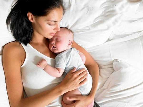 Nửa đêm dậy đi vệ sinh, vợ sững sờ thấy chồng vui vẻ với bảo mẫu, danh tính thật của cô ta còn sốc hơn-1