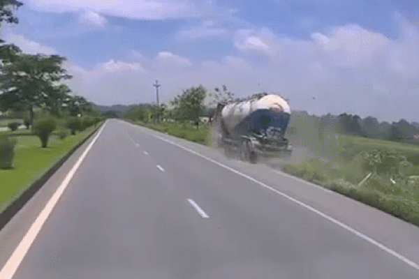 Tài xế ngủ gật, xe bồn bất ngờ húc đổ hàng loạt cây xanh bên đường