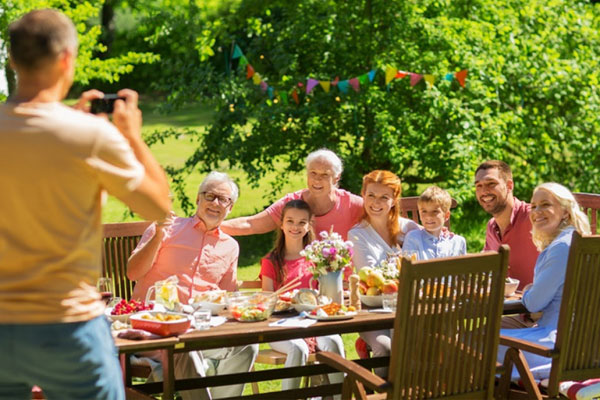 Con dâu bị mẹ chồng bắt quả tang giấu người tình dưới gầm giường-1