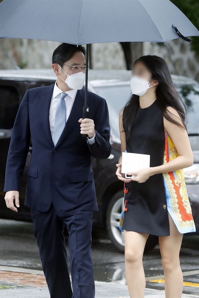 Đám cưới con gái ông trùm Hyundai, tiểu thư nhà Samsung lần đầu xuất hiện bên cha với trang phục gây chú ý-1