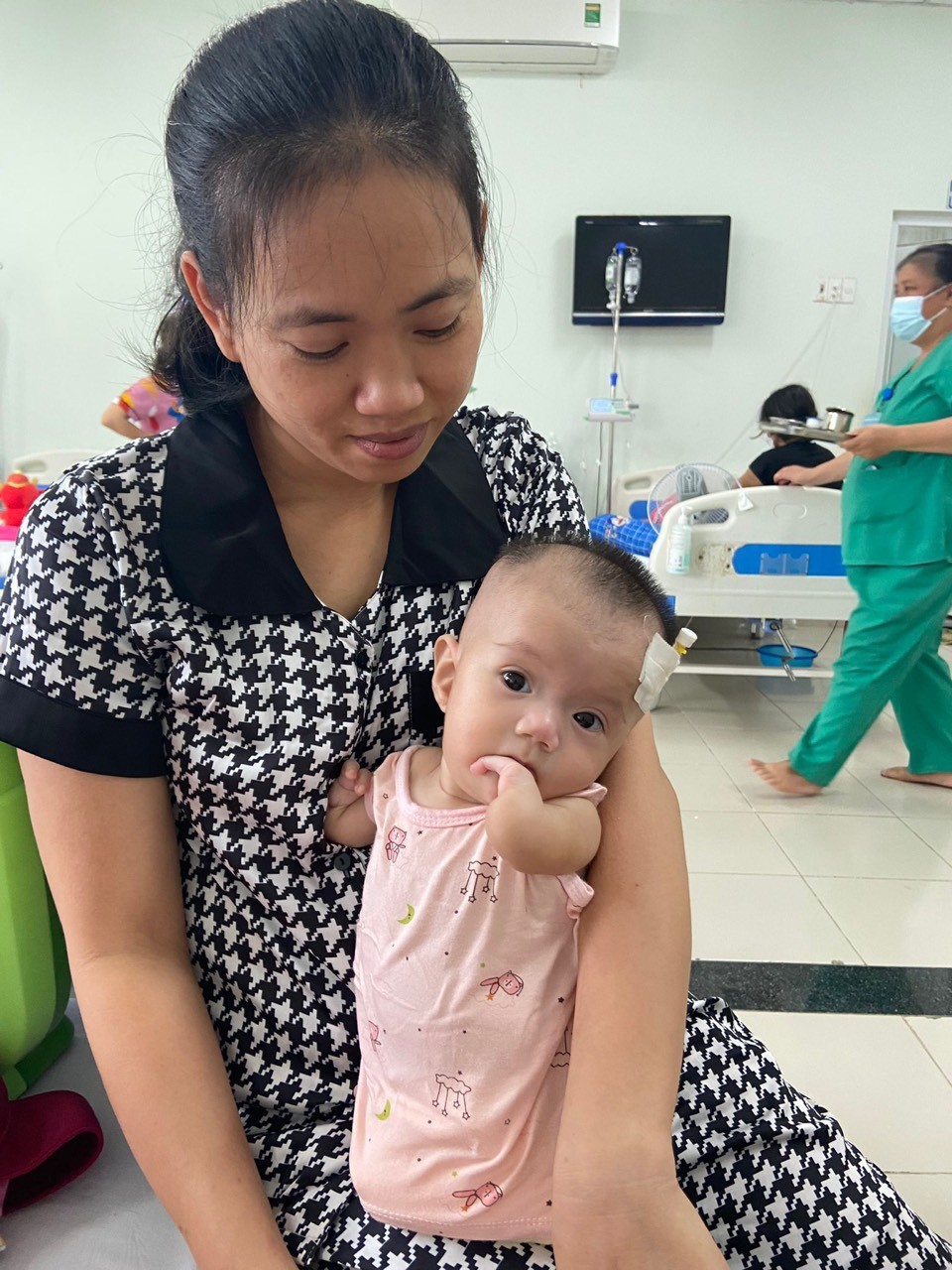 Đẫm nước mắt bức thư của người mẹ bất hạnh gửi con gái sinh ra không có tay chân: Xin lỗi vì mẹ không cho con một cơ thể lành lặn-6