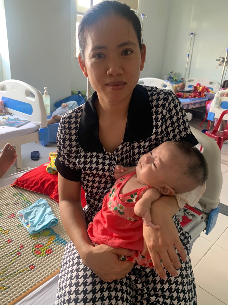 Đẫm nước mắt bức thư của người mẹ bất hạnh gửi con gái sinh ra không có tay chân: Xin lỗi vì mẹ không cho con một cơ thể lành lặn-4