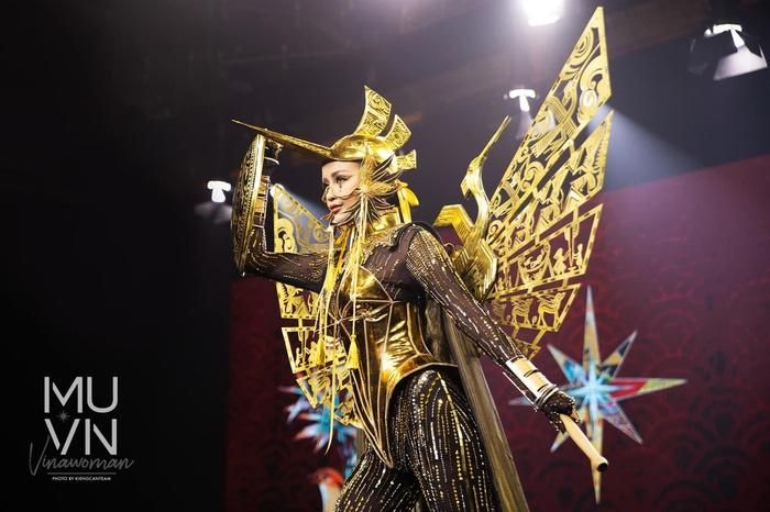 Hoa hậu Ngọc Châu nói gì về việc mẹ diện một bộ đồ trong hai lần con gái đăng quang?-2