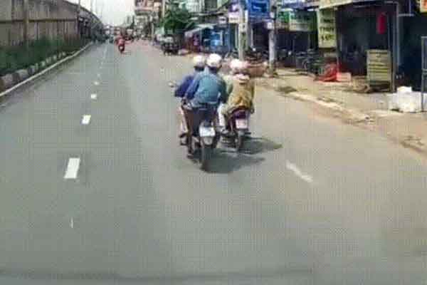 Nín thở theo dõi người đàn ông cứu bé trai chênh vênh trên nóc cầu trượt-1