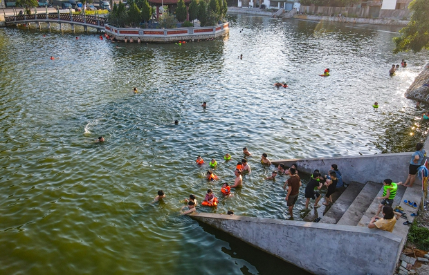 Hà Nội: Người dân bỏ tiền cải tạo ao làng ô nhiễm thành bể bơi miễn phí, cả xã rủ nhau đi tắm giải nhiệt-2
