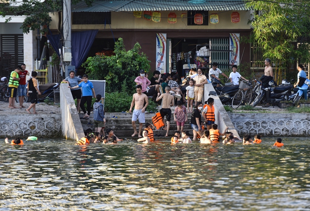 Hà Nội: Người dân bỏ tiền cải tạo ao làng ô nhiễm thành bể bơi miễn phí, cả xã rủ nhau đi tắm giải nhiệt-3