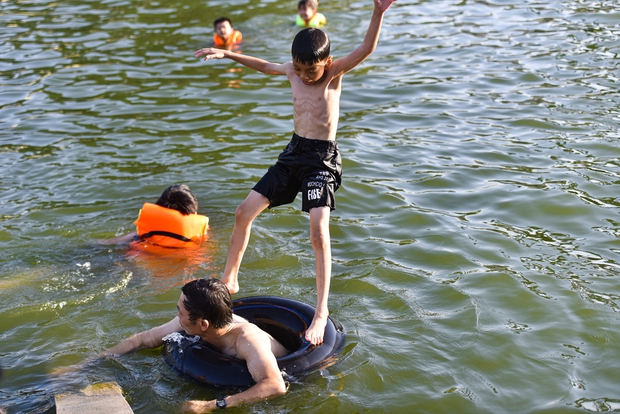 Hà Nội: Người dân bỏ tiền cải tạo ao làng ô nhiễm thành bể bơi miễn phí, cả xã rủ nhau đi tắm giải nhiệt-4