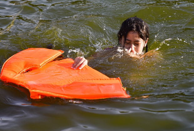 Hà Nội: Người dân bỏ tiền cải tạo ao làng ô nhiễm thành bể bơi miễn phí, cả xã rủ nhau đi tắm giải nhiệt-6