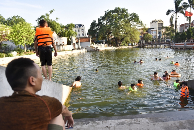 Hà Nội: Người dân bỏ tiền cải tạo ao làng ô nhiễm thành bể bơi miễn phí, cả xã rủ nhau đi tắm giải nhiệt-7