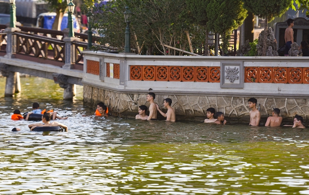 Hà Nội: Người dân bỏ tiền cải tạo ao làng ô nhiễm thành bể bơi miễn phí, cả xã rủ nhau đi tắm giải nhiệt-8