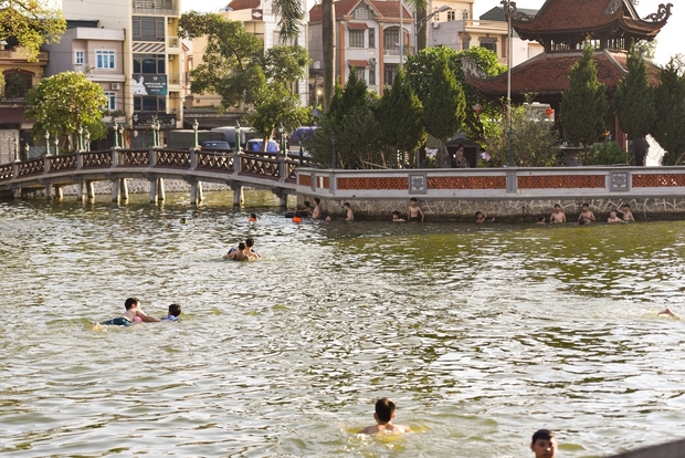 Hà Nội: Người dân bỏ tiền cải tạo ao làng ô nhiễm thành bể bơi miễn phí, cả xã rủ nhau đi tắm giải nhiệt-9