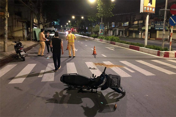 Cãi nhau với vợ, chồng bị ném kéo trúng cổ tử vong-2