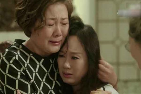 Mẹ chồng ngất xỉu mà tôi chỉ biết ôm con khóc vì bất lực và hối hận