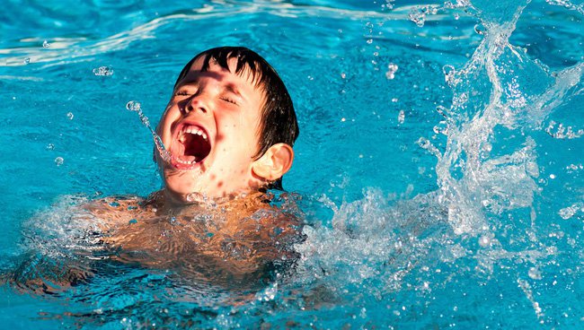 Tưởng con đang chơi đùa nhưng thực chất lại bị đuối nước: 7 dấu hiệu nhận biết đuối nước cực kì quan trọng cha mẹ cần lưu ý!-1