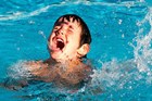 Tưởng con đang chơi đùa nhưng thực chất lại bị đuối nước: 7 dấu hiệu nhận biết đuối nước cực kì quan trọng cha mẹ cần lưu ý!
