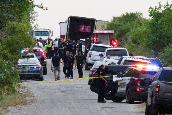 Xe đầu kéo chứa thi thể ở Mỹ: Đã có 51 người chết, nhân chứng kể lại phút kinh hoàng-1