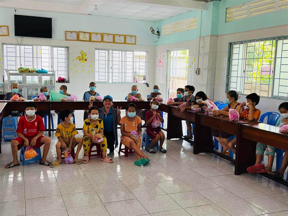 Sự thật về bức ảnh cụ bà ăn ngủ trên giường gắn bồn cầu tại Trung tâm Công tác xã hội tỉnh Vĩnh Long-2