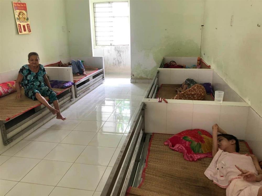 Sự thật về bức ảnh cụ bà ăn ngủ trên giường gắn bồn cầu tại Trung tâm Công tác xã hội tỉnh Vĩnh Long-4