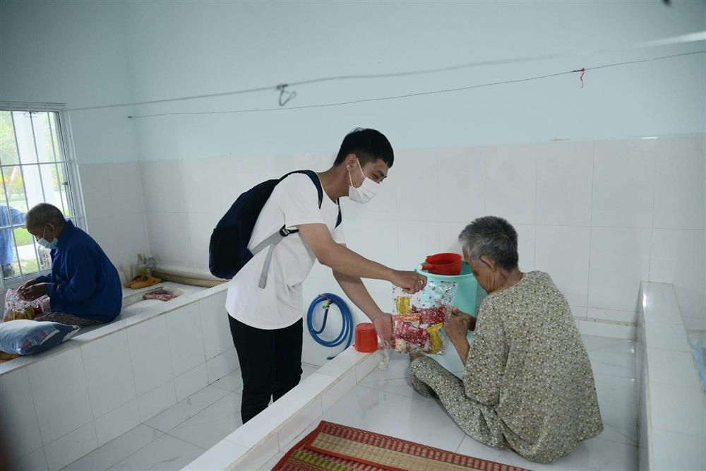 Sự thật về bức ảnh cụ bà ăn ngủ trên giường gắn bồn cầu tại Trung tâm Công tác xã hội tỉnh Vĩnh Long-5