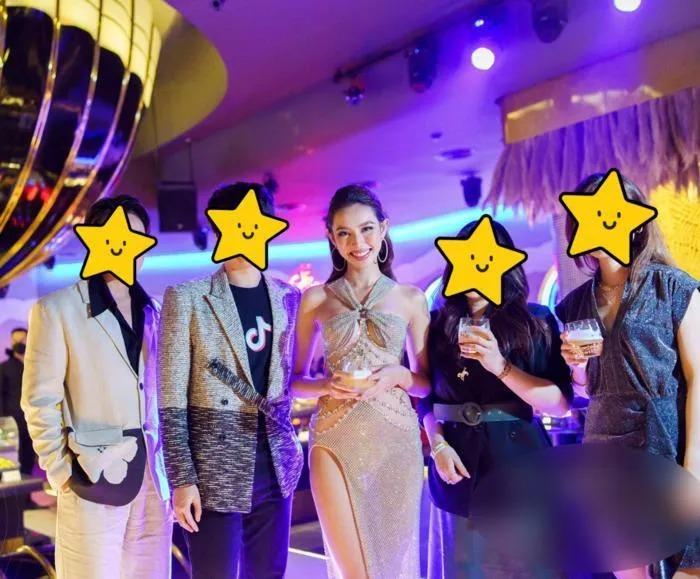 Sao Việt và những lần bị flash camera hại đến ngượng cả mặt-5