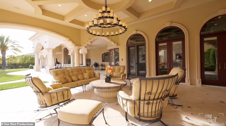 Bên trong biệt thự phong cách Địa Trung Hải của Britney Spears và chồng mới: Gần nhà các con, rộng 1.000m2 dành cho cả đại gia đình-15