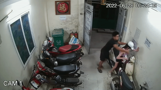 Cô gái bị khống chế, sàm sỡ ở nhà trọ-1