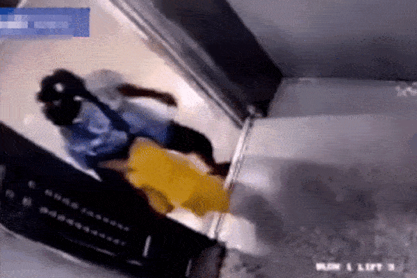 Nữ sinh bất ngờ bị tát trong thang máy-1