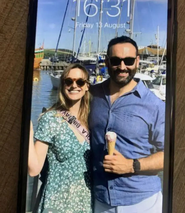 Làm rơi điện thoại xuống sông, 10 tháng sau người đàn ông nhận được điều ngỡ ngàng như phép màu-1