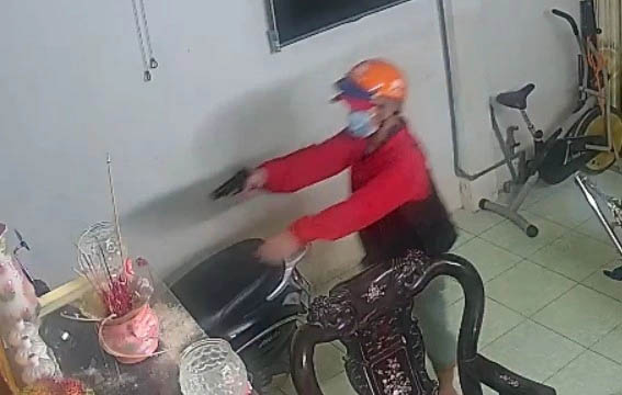 Cướp xông vào nhà đâm người phụ nữ ở TP.HCM-1