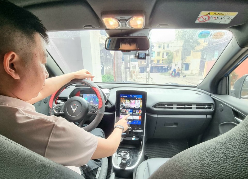 Trải nghiệm dịch vụ thông minh ‘tất cả trong một’ trên VF e34-1