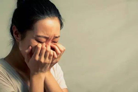 Bát ăn cơm dính bẩn, tôi lặng lẽ đổi cho mẹ chồng, ai ngờ hứng ngay cái tát và còn bị dọa ly hôn
