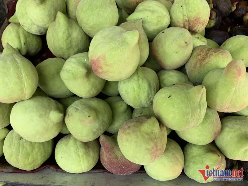 Đào Trung Quốc tràn chợ, giá cao chót vót vẫn đắt hàng-1