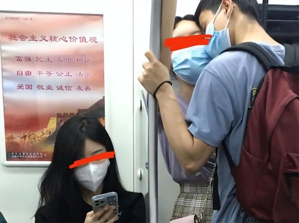 Cặp đôi thản nhiên có hành động thân mật trên tàu điện khiến cô gái ngồi cạnh xấu hổ lây-1