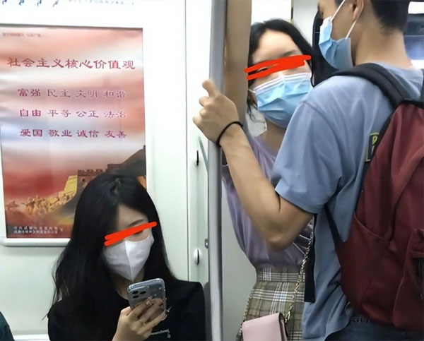 Cặp đôi thản nhiên có hành động thân mật trên tàu điện khiến cô gái ngồi cạnh xấu hổ lây-2