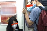 Cặp đôi thản nhiên có hành động thân mật trên tàu điện khiến cô gái ngồi cạnh 'xấu hổ lây'
