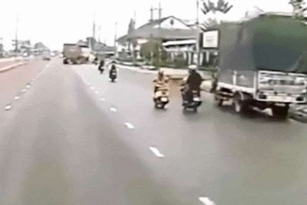 Bình Dương: Người đàn ông dừng xe hút thuốc, bị 2 đối tượng giật dây chuyền-2